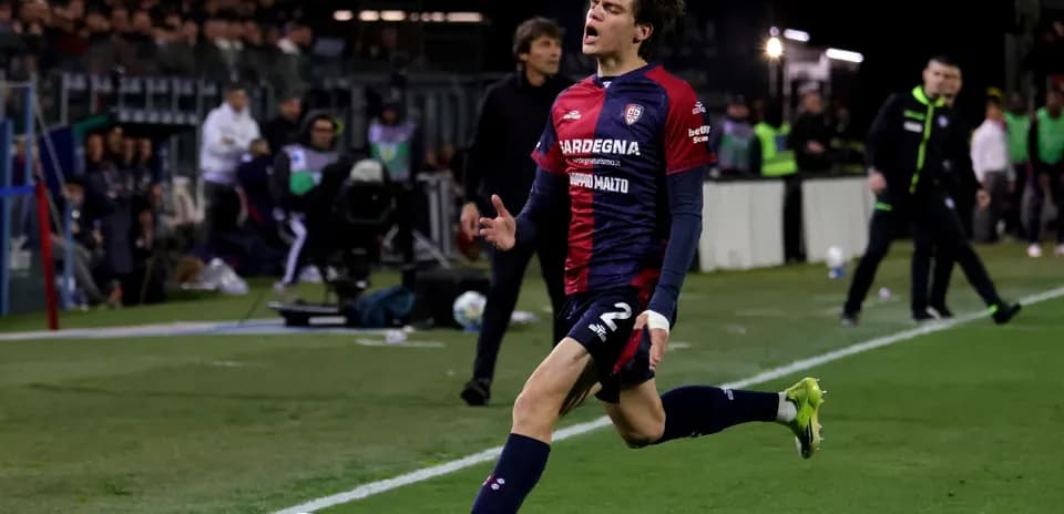 Futbolchi to'pni urayotgan jarayonda