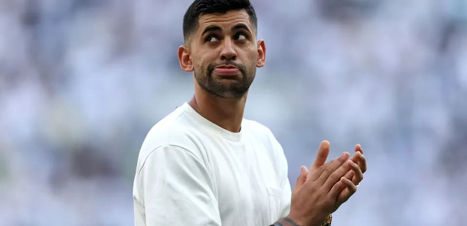 Futbolchi maydonda qarsak chalmoqda