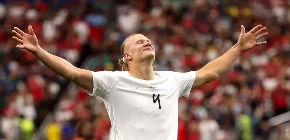 Futbolchi qo'llarini keng ochib turibdi