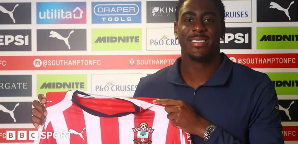Futbolchi Southampton FC formasini ushlayotgan