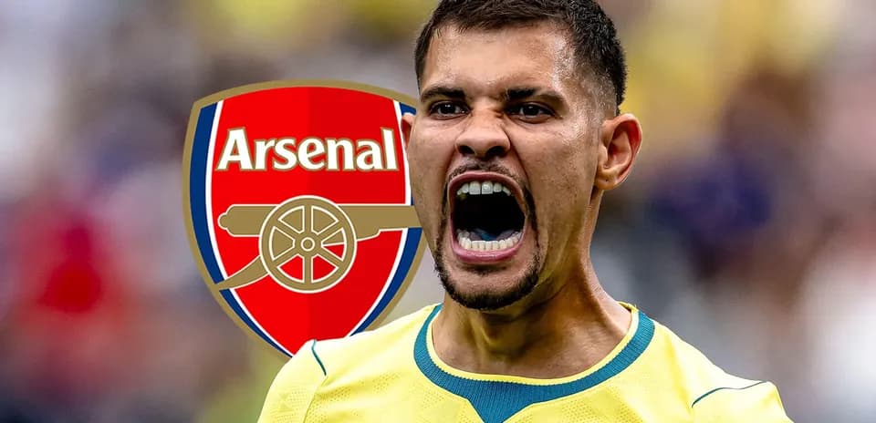 Futbolchi Arsenal logosi oldida qichqirayotgan
