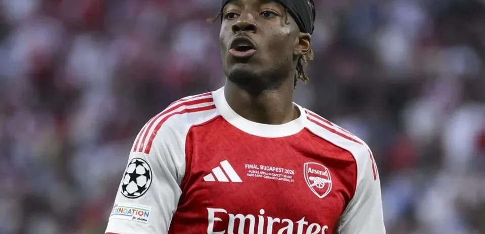 Futbolchi Arsenal formasida maydonda turibdi