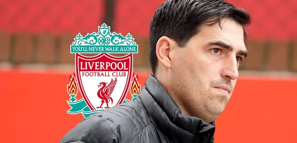 Kishining Liverpool FC logosi bilan suratdagi kadr
