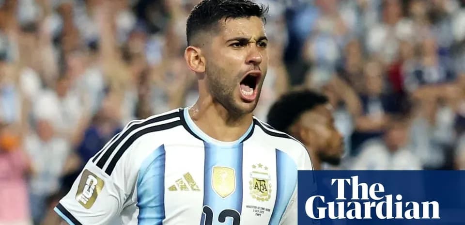 Futbolchi g'alaba qozonganidan keyin nishonlayapti