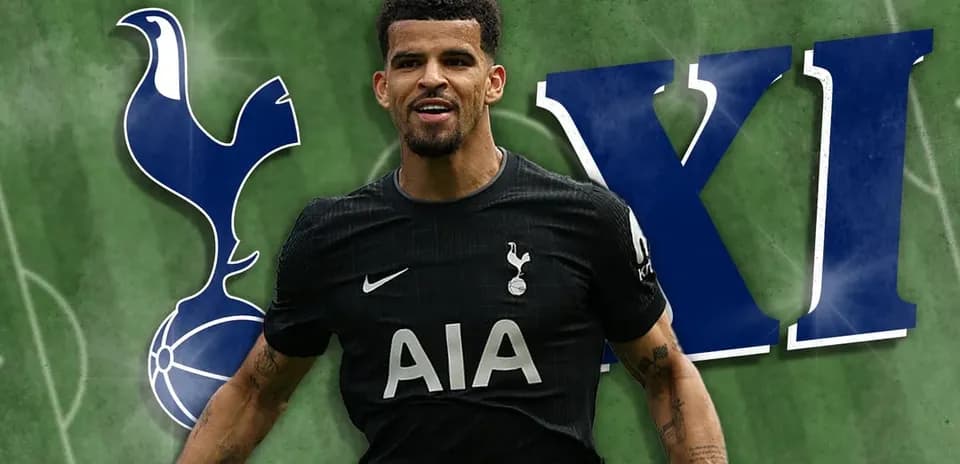 Futbolchi Tottenham formasida, maydonda turibdi