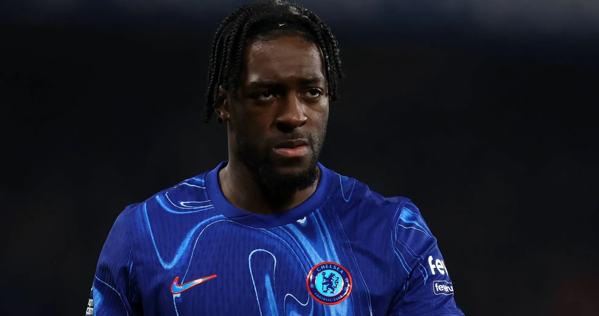 Futbolchi Chelsea formasi bilan maydonda turibdi