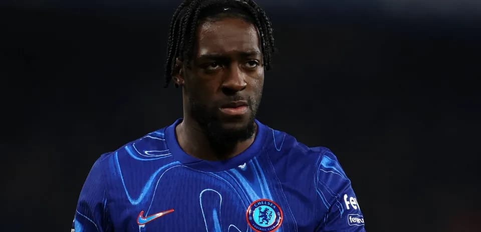 Futbolchi Chelsea formasi bilan maydonda turibdi