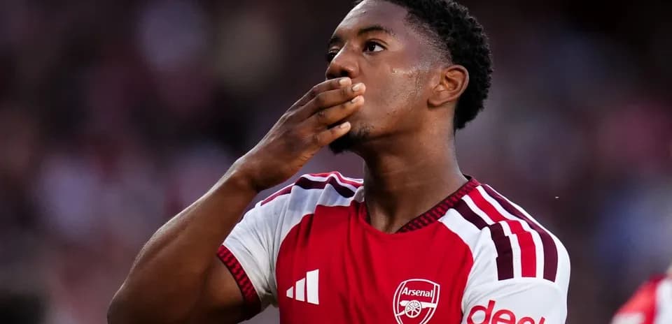 Futbolchi Arsenal formasida gol urish holatida