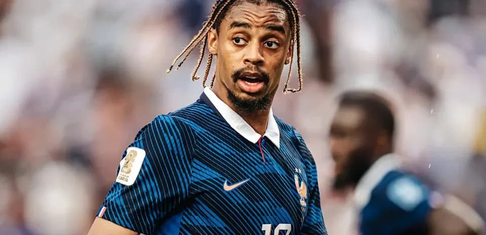 Futbolchi o'yin maydonida jamoa formasida