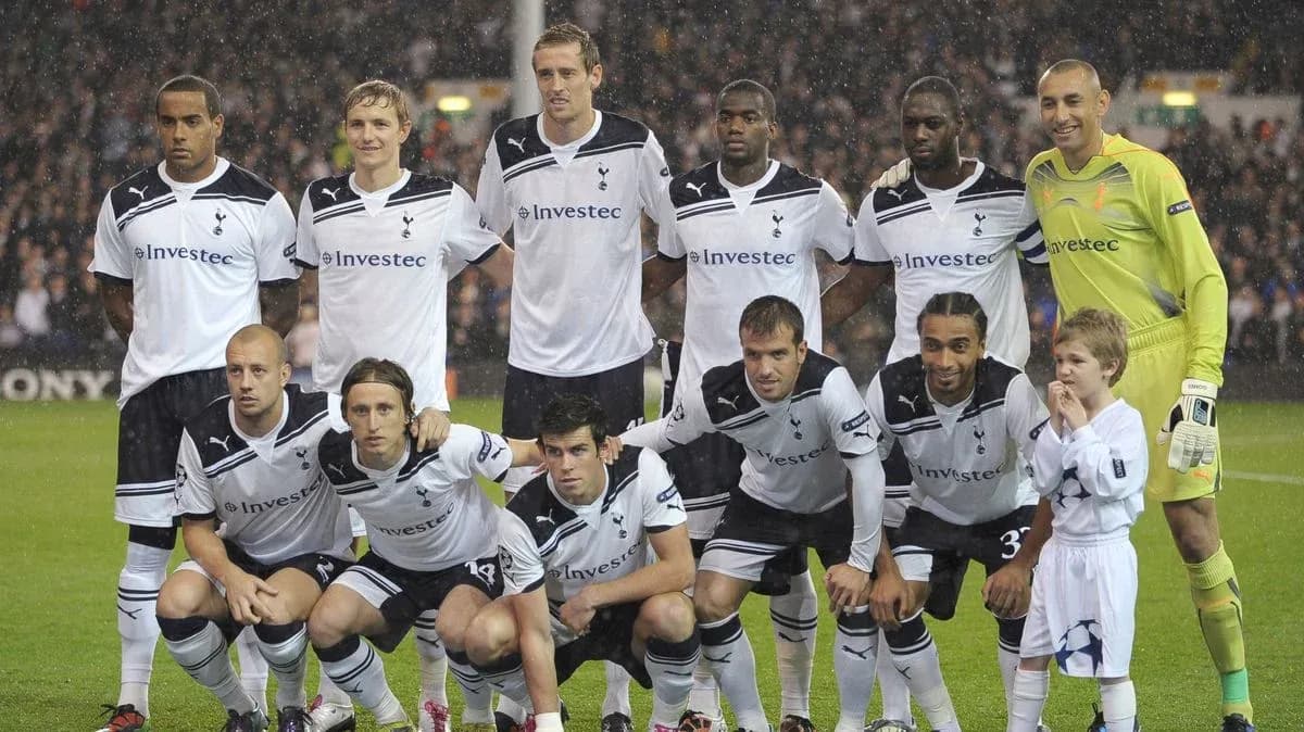 Tottenham Hotspur team posing for photo before match