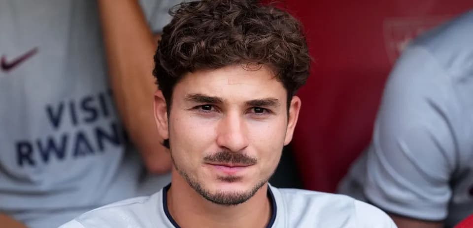 Futbolchi zaxira o'rindig'ida o'tirib