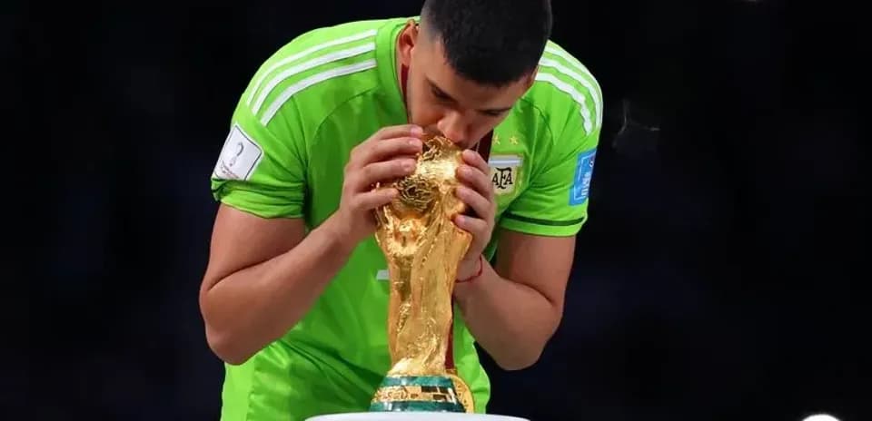 Porter FIFA Jahoni kubogini o'paytib turib