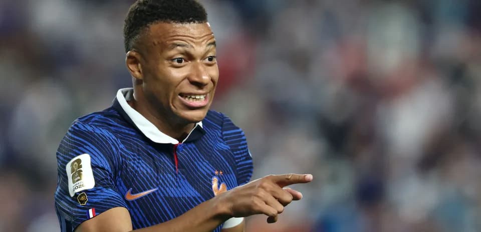 Futbolchi o'yin davomida ko'rsatma berayotgan