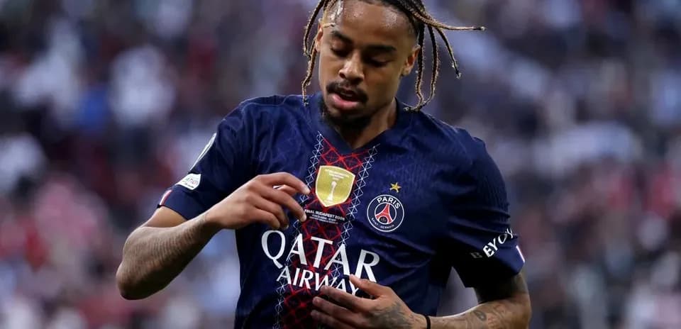Futbolchi PSG formasida maydonda harakat qilmoqda