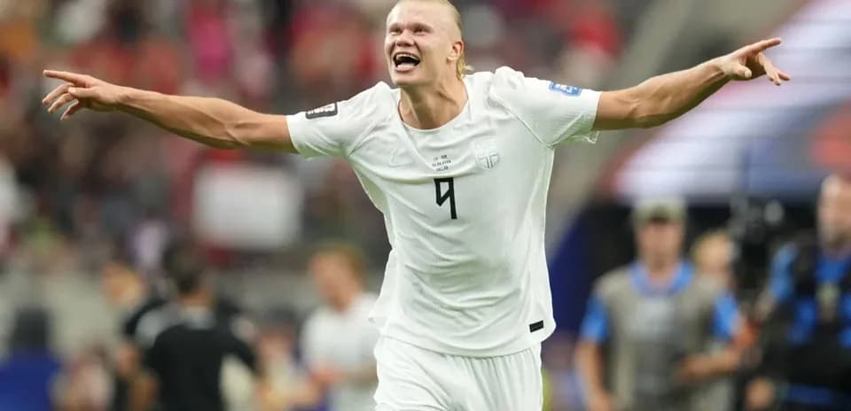 Futbolchi goli bilan nishonlayapti