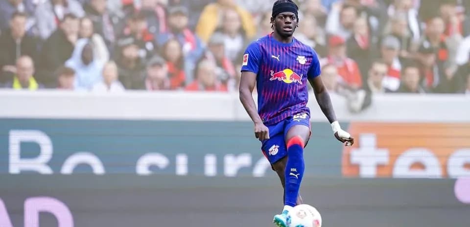 Futbolchi to'pni tepayotgan paytda maydonda