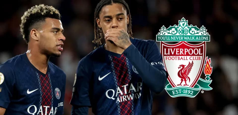 Ikkita futbolchi PSG formasida suhbatlashmoqda