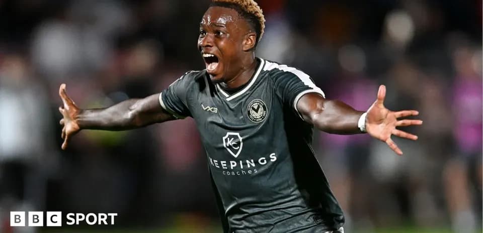 Futbolchi maydonda g'alaba qozonganidan xursand