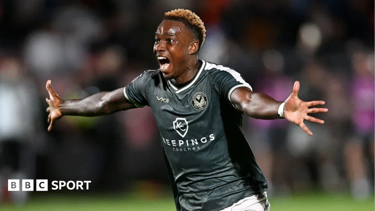 Futbolchi maydonda g'alaba qozonganidan xursand