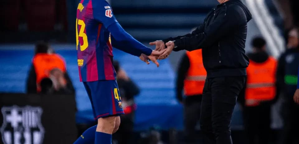 Futbolchi va murabbiy maydonda qo'l berishmoqda