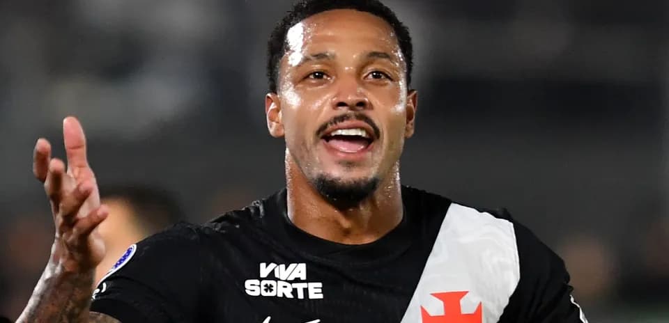 Futbolchi maydonda qo'lini ko'tarib gapiryapti