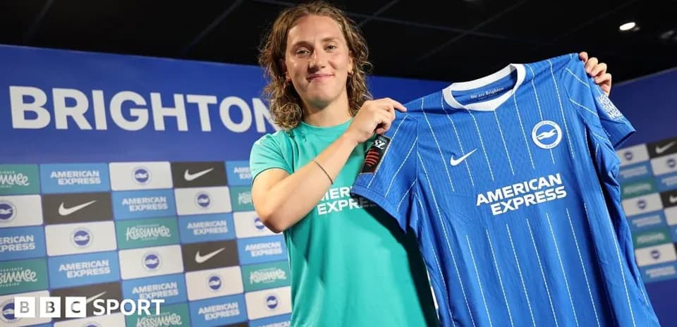 Yangi futbolchi Brighton formasini namoyish etmoqda