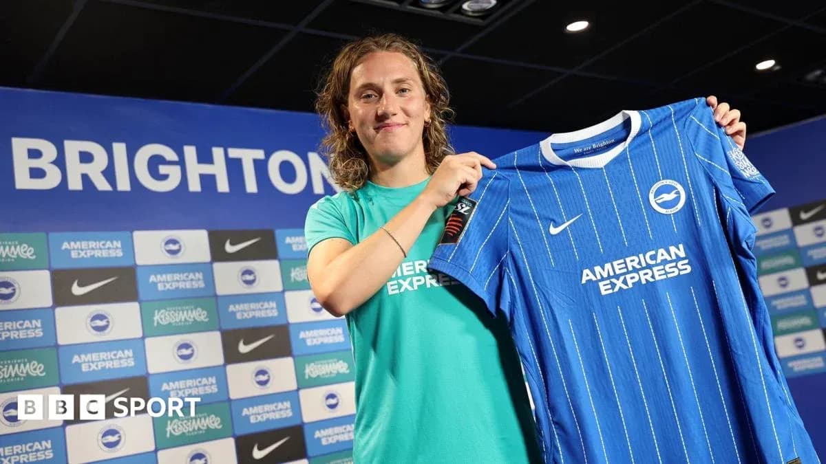 Yangi futbolchi Brighton formasini namoyish etmoqda