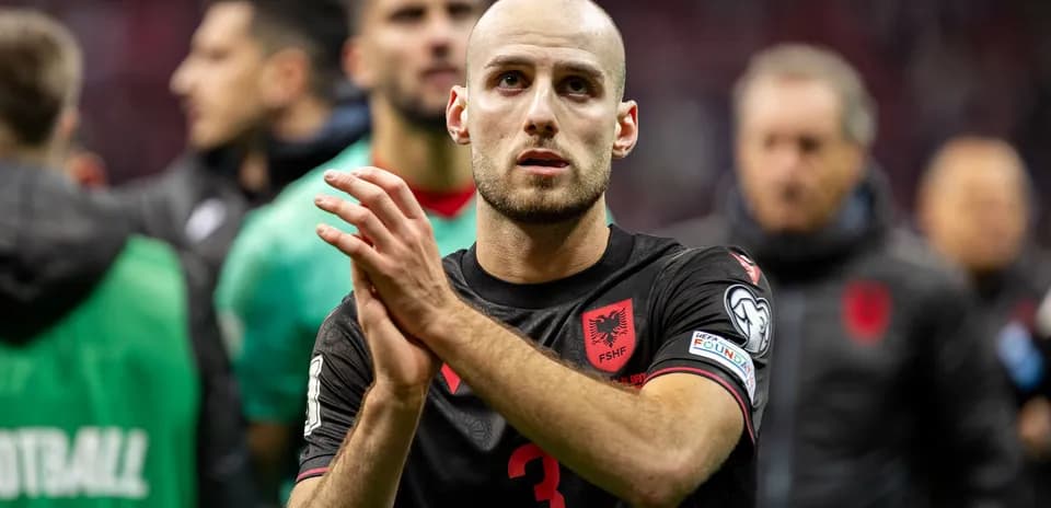 Futbolchi maydonda muxlislarni qo'llab-quvvatlamoqda
