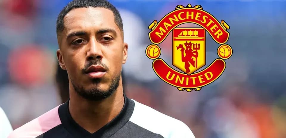 Futbolchi Manchester United formasida maydonda