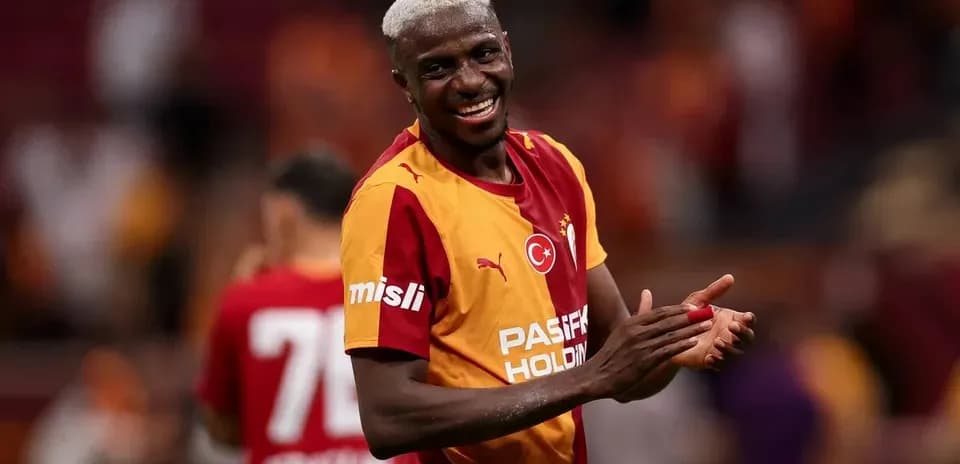 Futbolchi Galatasaray forma kiyib, qo'lini chalqanmoqda