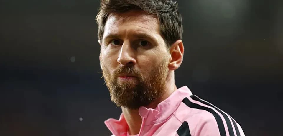 Futbolchi Lionel Messi rozovka kiyimda
