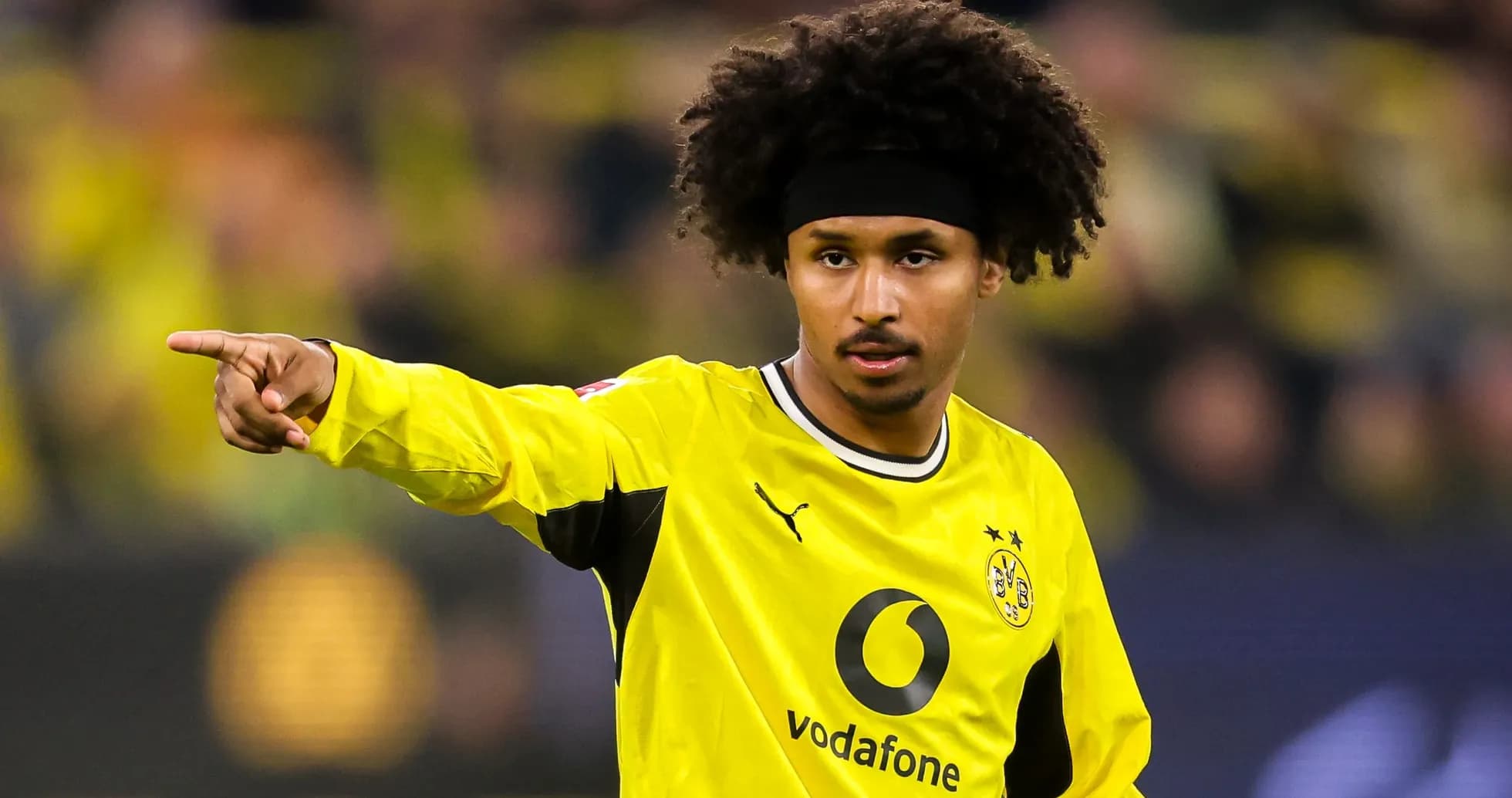 Futbolchi maydonda ko'rsatma berayotgan paytda