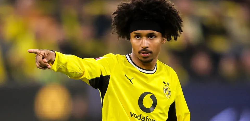Futbolchi maydonda ko'rsatma berayotgan paytda