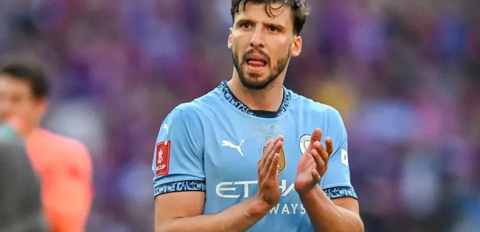 Futbolchi maydonida qo'lini chalgan holatda
