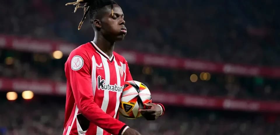 Futbolchi to'pni ushlagan holda maydonda