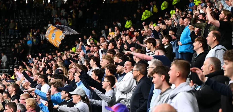 Futbol o'yinida muxlislar qo'llab-quvvatlashmoqda