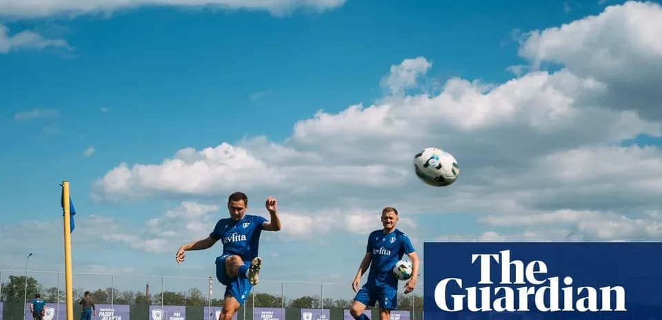 Ikkita futbolchi to'pni mashg'ulotda tepmoqda