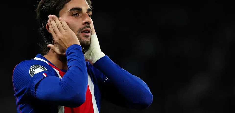 Futbolchi qo'llarini yuziga tegizmoqda