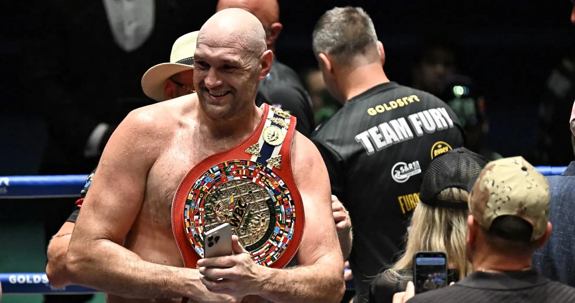 Bokschi chempioni belgisida medallar bilan tasvirlangan