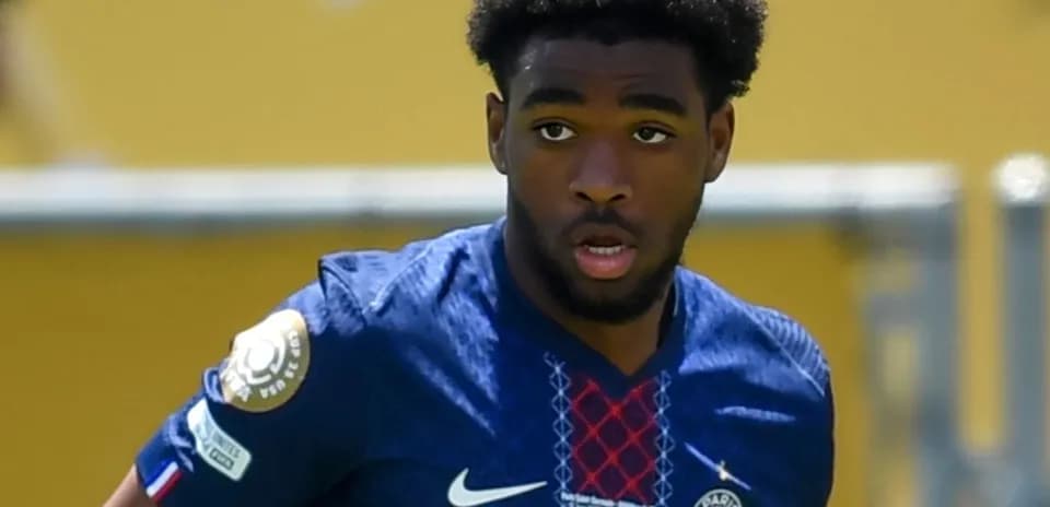 Futbolchi harakatda, PSG formasida maydonda
