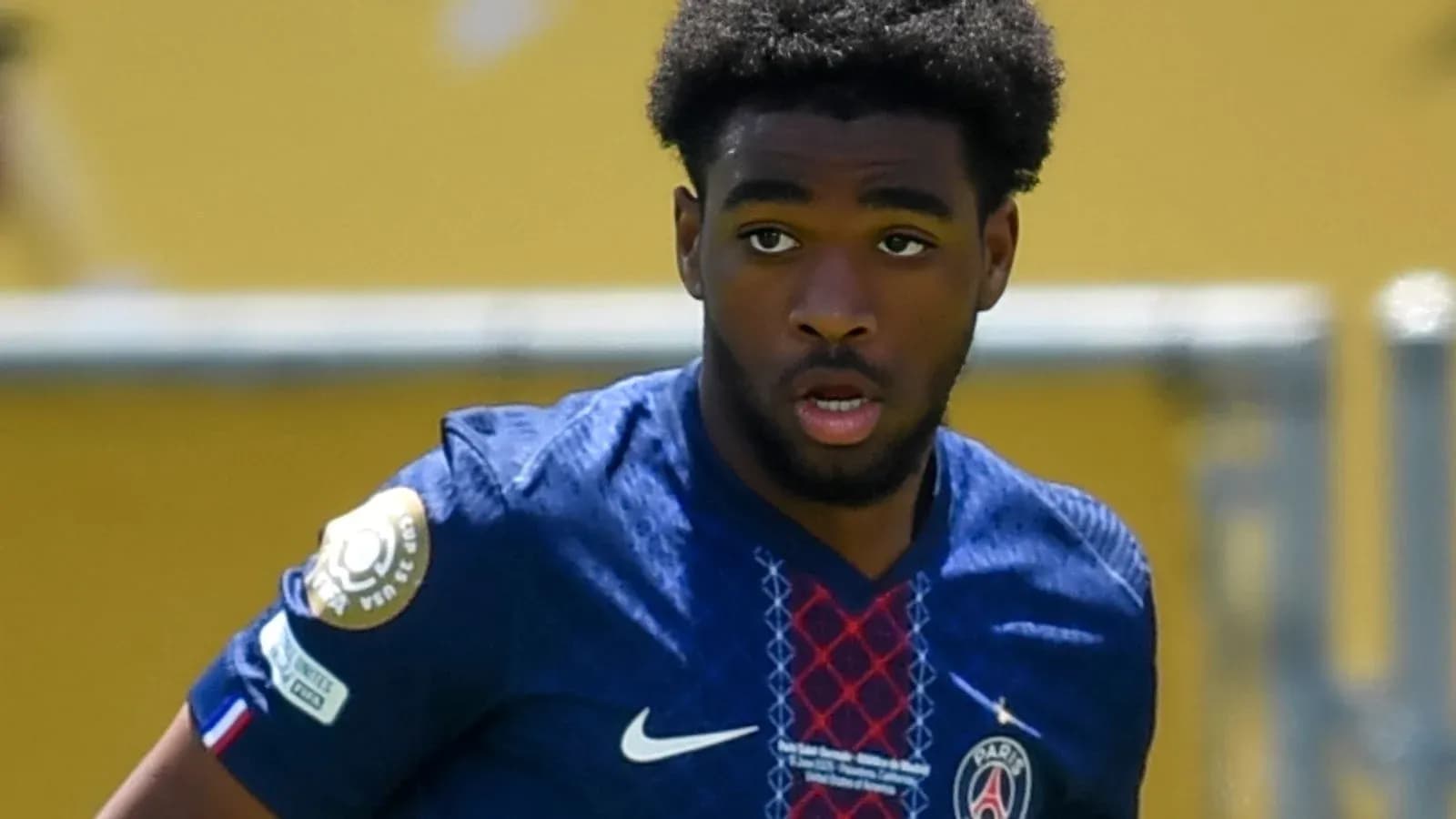 Futbolchi harakatda, PSG formasida maydonda