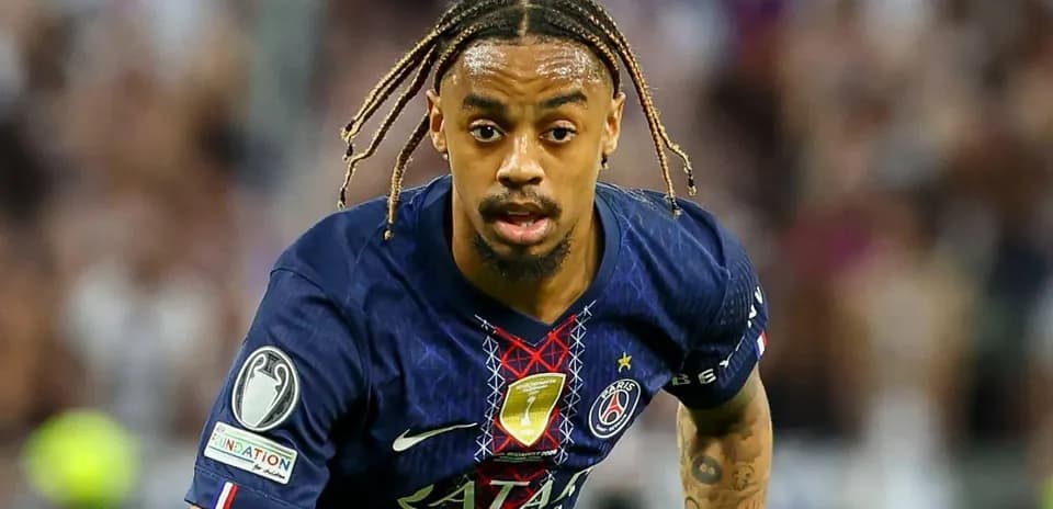 Futbolchi PSG formasida to'pni quvlayapti