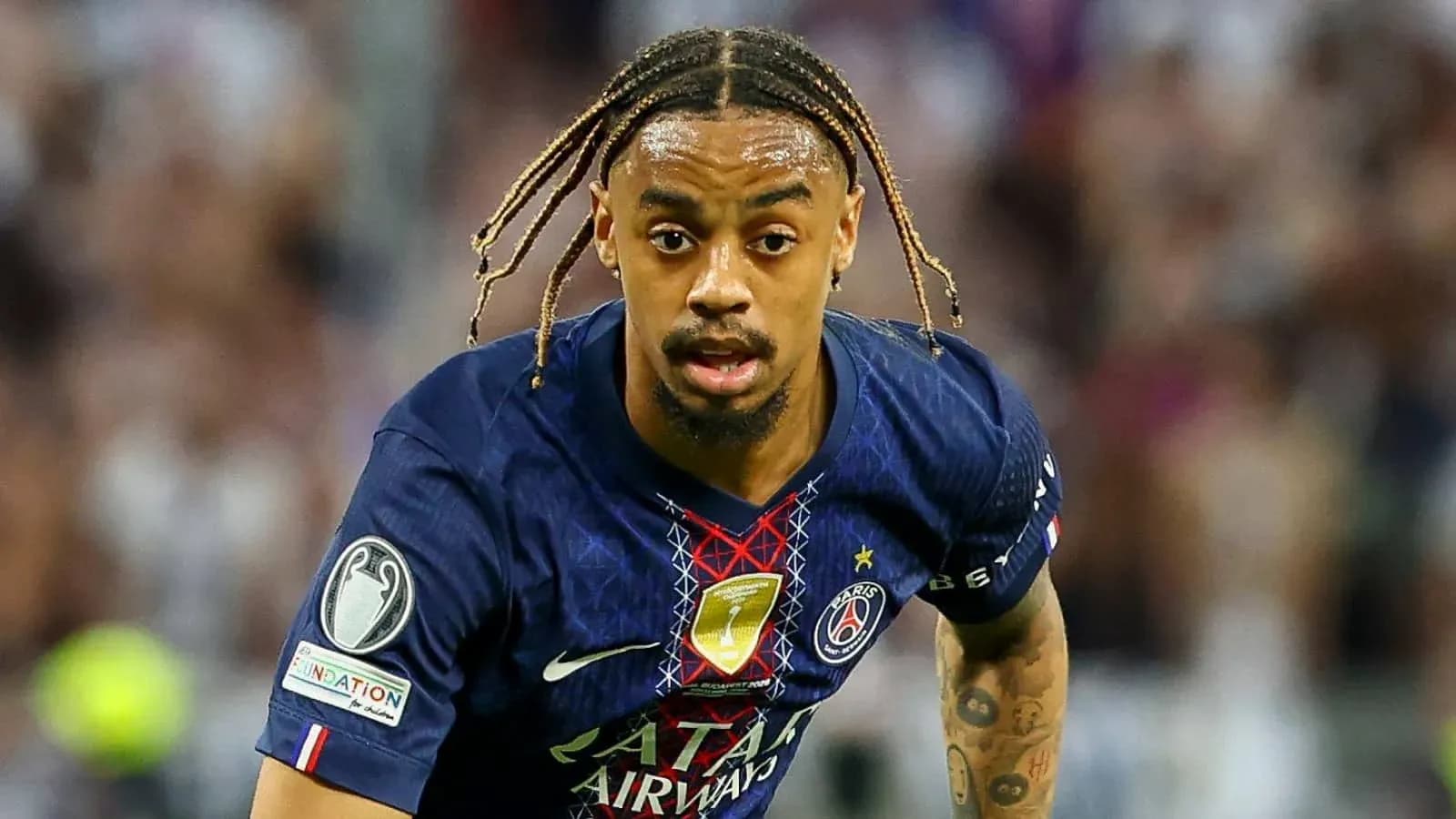 Futbolchi PSG formasida to'pni quvlayapti