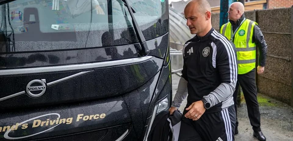 Trener avtobusdan tushayotgan futbol jamoasi a'zosi