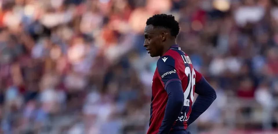 Futbolchi maydonda o'yin davomida to'plangan