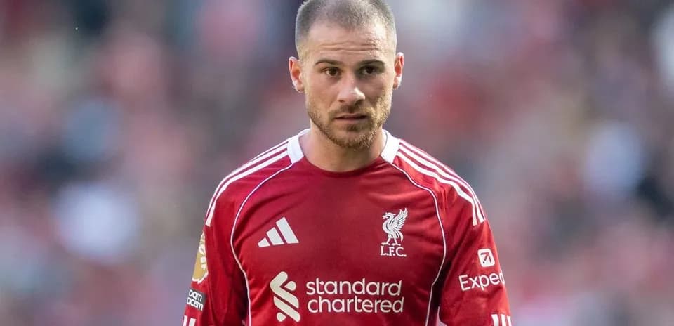 Futbolchi Liverpool formasida maydonda yurmoqda