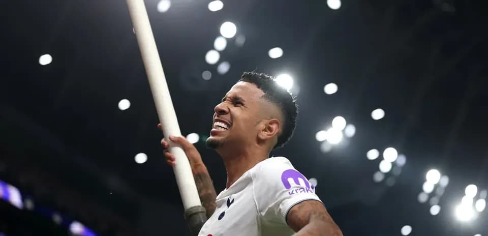 Futbolchi nishonlar bilan maydonda qiyofali