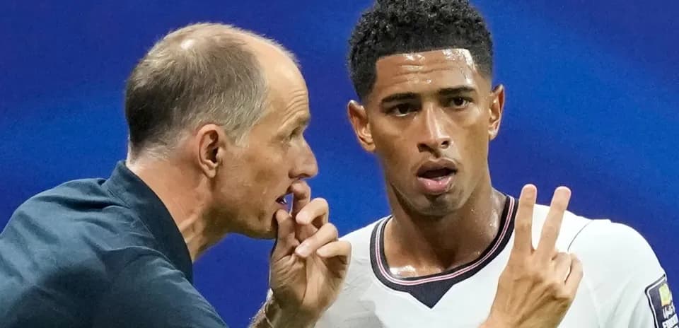 Murabbiy va futbolchi o'rtasida muhokama
