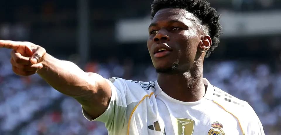 Futbolchi maydonda yo'nalishni ko'rsatmoqda