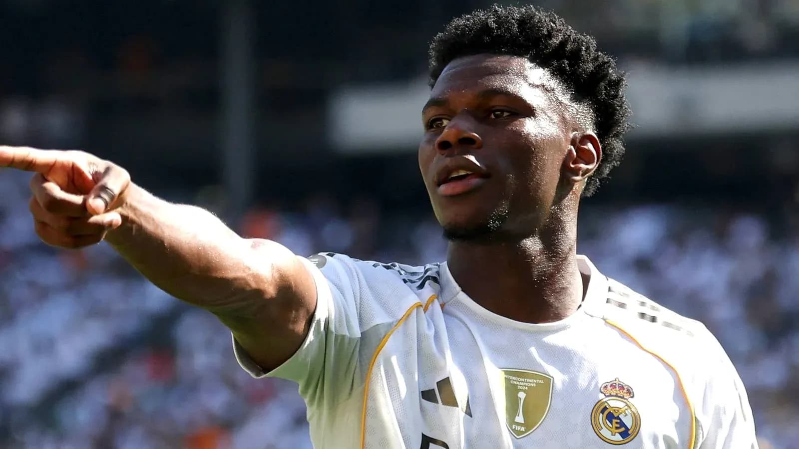 Futbolchi maydonda yo'nalishni ko'rsatmoqda